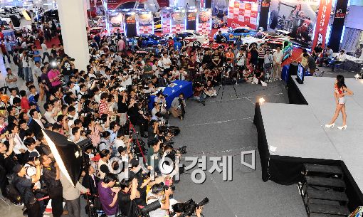 [포토] 레이싱모델 퀸 쏠린 관심