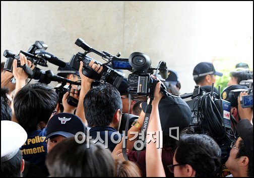[포토]김 대표 입국에 쏠린 취재 관심