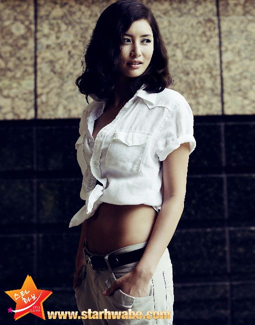 한성주, 풍만한 가슴 드러낸 화보 '눈길'