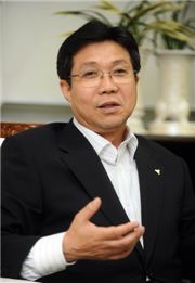[아시아초대석] 조관일 사장은 누구인가