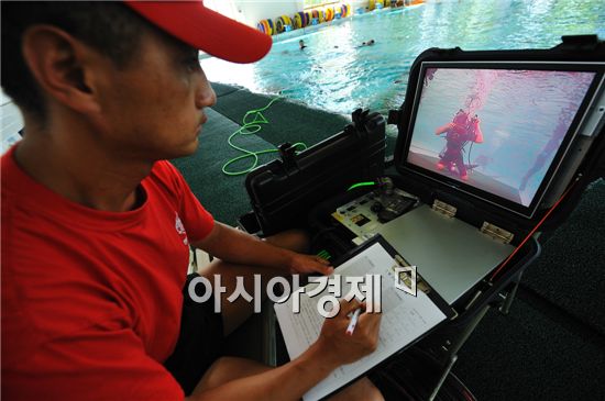 수중전투훈련장에서 박세호선임교관이 수중모니터를 보며 훈련모습을 체크하고 있다. 
