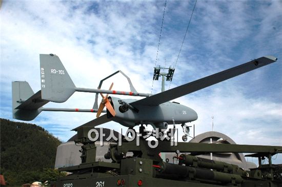 한국항공우주산업 군단급 무인항공기를 발사대에 장착한 모습