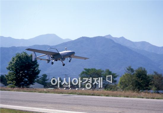 한국항공우주산업 군단급 무인항공기가 활주로를 이륙하고 있다.