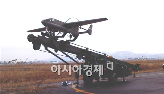 한국항공우주산업이 개발한 사단급 무인항공기가 발사대에 장착된 모습