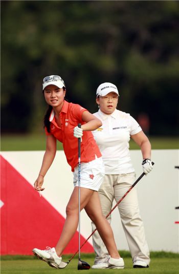  박희영(왼쪽)과 신지애의 모습. LPGA투어에서 한국선수는 이제 매 대회 우승후보다. 사진=하나금융제공