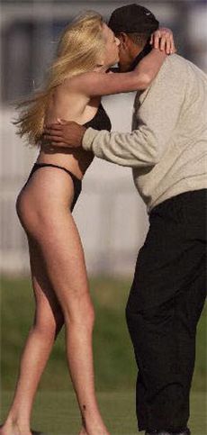  1999년 브리티시오픈 당시 한 여성 스트리커가 타이거 우즈의 뺨에 키스를 하고 있는 모습. 사진=골프닷컴 홈페이지 캡처