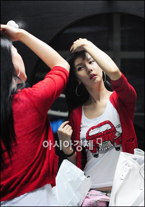 [포토]레이싱걸 이지우 '방송 전 메이크업은 기본'