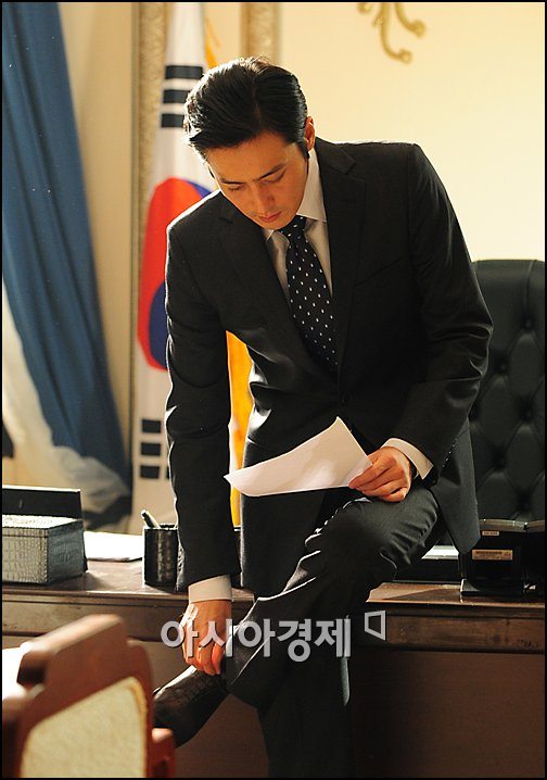 [포토]장동건 '신발끈도 멋있게 묶죠'