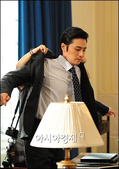 [포토]장동건 '양복 CF 같죠? 영화에요'