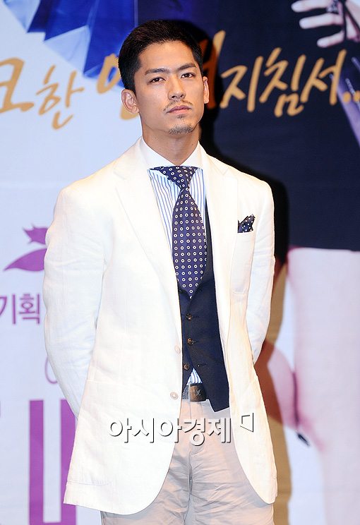 [포토]이용우 '패션잡지 포토그래퍼에요'