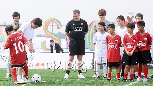 [포토]박지성의 현란한 발놀림에 '시선집중'