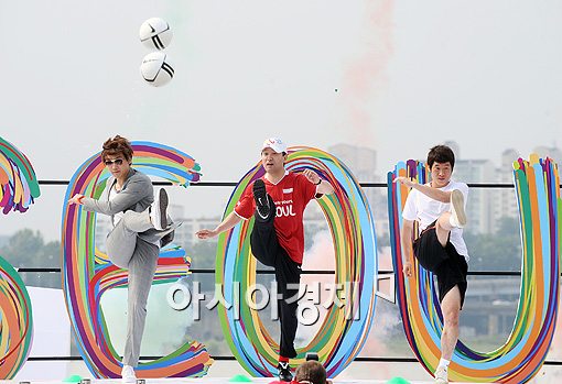 [포토]비-오세훈 시장-박지성, 힘차게 '뻥~'