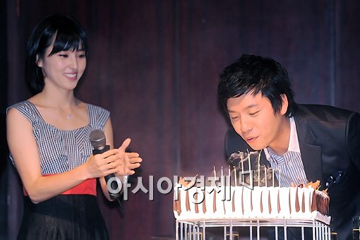 [포토]김승수, 한혜진의 축하 받으며 '후~'