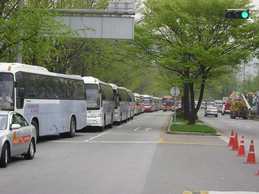 관광버스들이 경복궁 동쪽 삼청동길에 줄지어 서 있다.