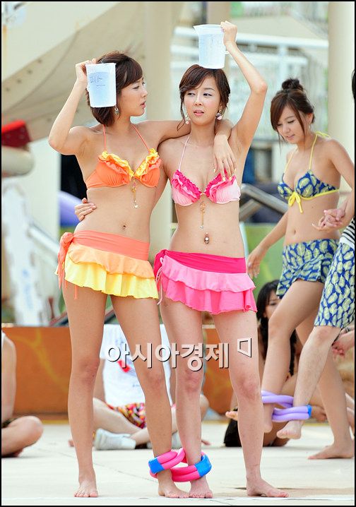 [포토]자매 레이싱걸 '서로 도와서, 영차영차'