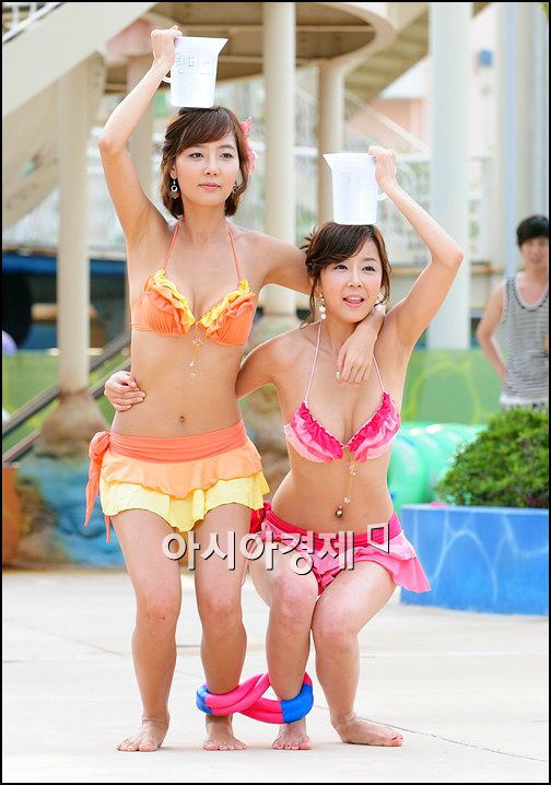 [포토]자매 레이싱걸 '서로 도와서, 영차영차'