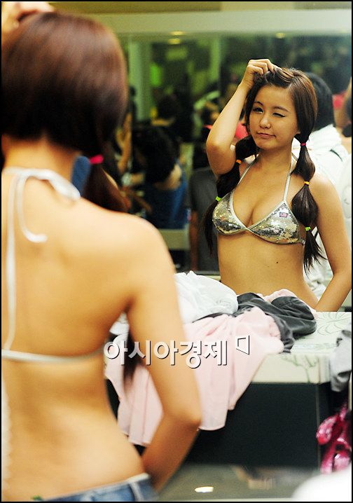 [포토]레이싱걸 류지혜 '거울 공주'