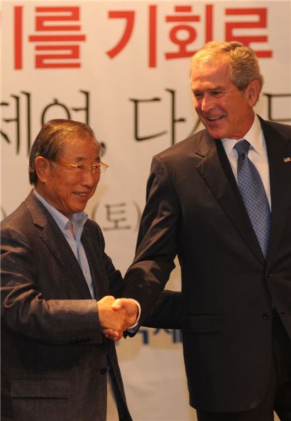 2009년 당시 조지 부시 전 미국대통령이 제주도 해비치리조트에서 열린 '2009 전경련 하계포럼' 행사 강연에 앞서 조석래 전경련회장과 악수를 나누고 있다.
