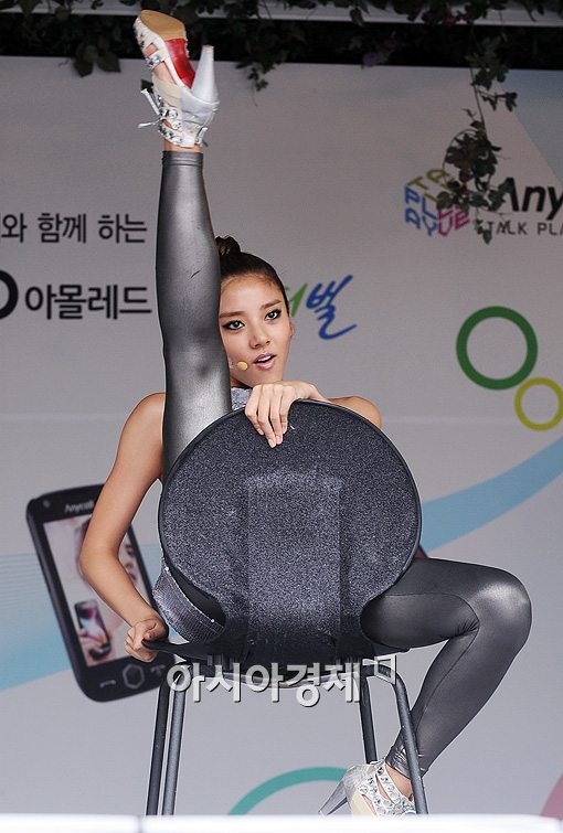 [포토]손담비, 요염한 의자춤 '다리를 쭉'