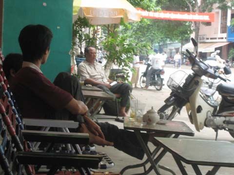 베트남 서민 카페. 낡은 테이블에 의자만이 놓여있다. 주로 커피를 시켜놓고 도로 풍경을 구경하며 여유시간을 즐긴다.