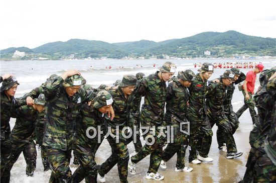 팀원들과 어깨동무를 하고 물속에서 나오고 있다.