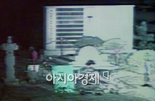 [포토]故 최진실 묘역 청소하는 범인