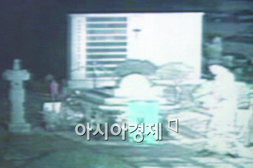 [포토]故 최진실 묘역 청소하는 범인