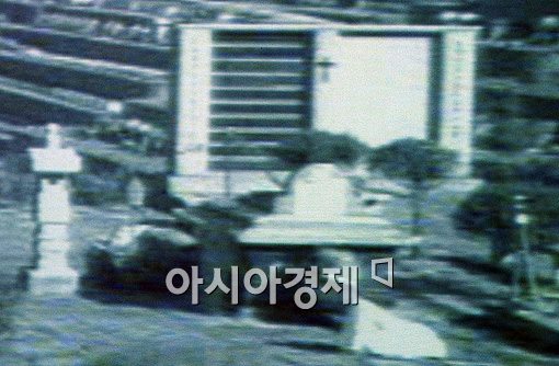 [포토]故 최진실 유골함 꺼내는 범인