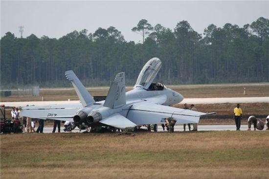 F-18 호넷 전투기의 착륙후 타이어펑크가 난 사고장면. <사진=인터넷 캡쳐>