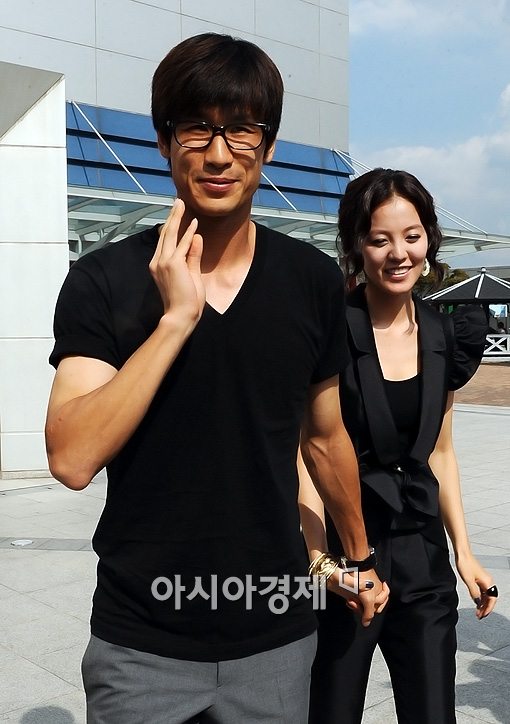 [포토]정조국 손에 이끌려 오는 김성은