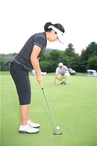 [이경심의 실전에서] 11. 먼거리와 내리막 퍼트 성공하기