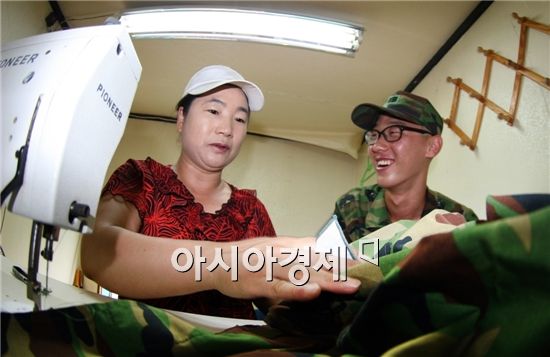 전투복 수선하는 민간조리원 "우리에겐 어머니"