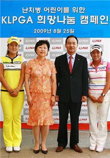  선종구 KLPGA 회장(오른쪽 두번째)과 박은경 한국메이크어위시재단 사무총장(왼쪽 두번째) 등이 조인식 후 사진촬영을 하고 있다. 사진=KLPGA제공
