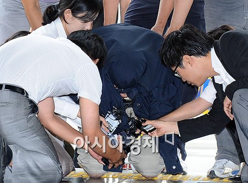 [포토]무릎 꿇고 용서 구하는 故 최진실 유골함 절도범