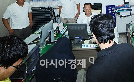 [포토]경찰 조사받는 故 최진실 유골함 절도 용의자