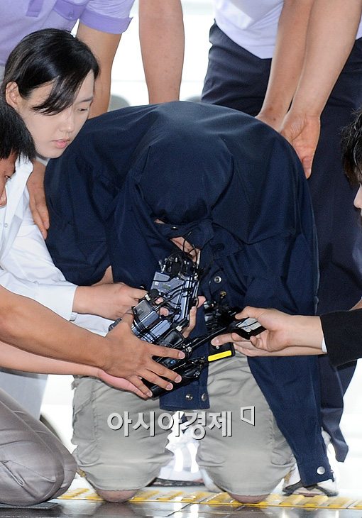 [포토]무릎꿇은 유골함 절도 용의자 "죄송합니다"