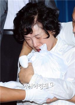 [포토]故최진실 유골함 안고 오열하는 모친