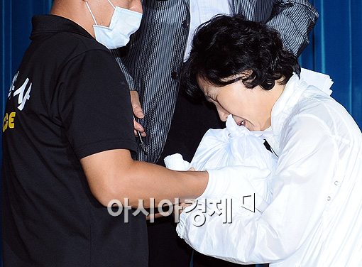 [포토]故최진실 유골함 건네받는 모친