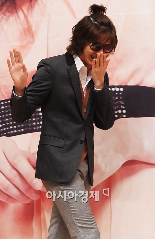 [포토]수줍어하는 김희철 '에이~'