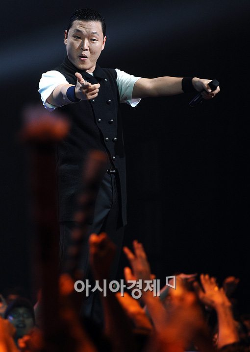 [포토]싸이 '오래 기다리셨죠?'