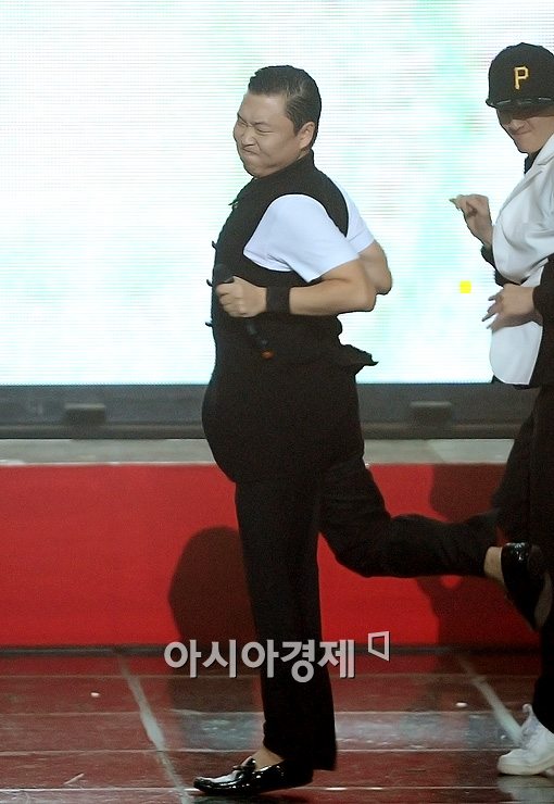 [포토]싸이 '앞으로~'