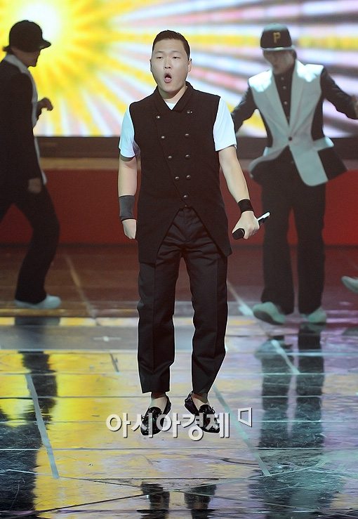 [포토]싸이 '껑충!'