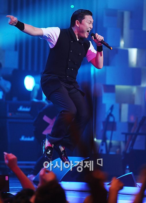 [포토]싸이 '뛰어 뛰어'