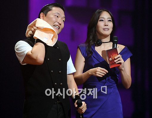 [포토]싸이 '아~ 덥다'