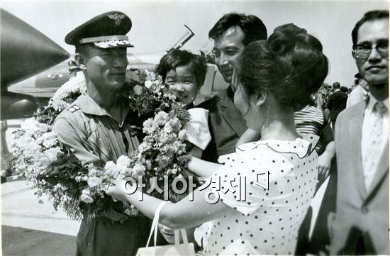 1969년 8월 29일 대구기지에 있었던 도입식에서 6대의 팬텀기를 지휘한 강신구 중령(왼쪽)에게 아내가 꽃다발을 걸어주는 장면. <사진제공=공군>
