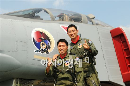 부대내 전시된 F-4D 전투기에 도입 40주년을 기념하는 스티커를 부착하고 대대 조종사들이 포즈를 취하고 있는 모습. <사진제공=공군>
