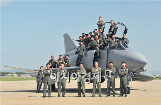F-4D 전투기 도입 40주년을 기념하기 위해 대대 조종사들이 한자리에 모여 기념촬영을 하는 모습. <사진제공=공군>
