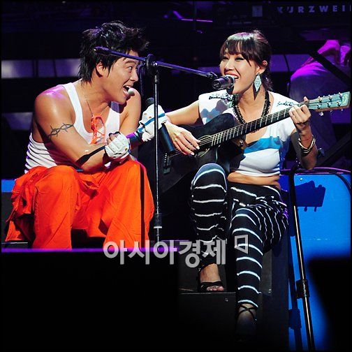 [포토]유리 '제 기타실력 보실래요?'