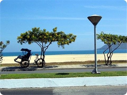나짱의 한가로운 해변가. 10Km가 넘는 천연모래사장이 펼처져 있다.