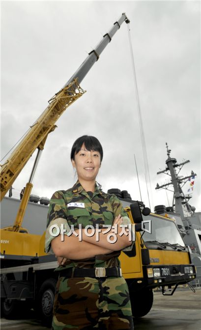 100톤급 기중기 움직이는 여군